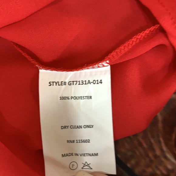 SzM Gibson Latimer Red V-Neck Top NWT - Picture 6 of 7